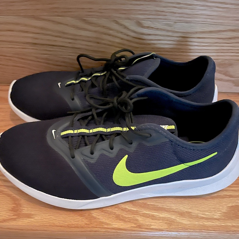 Nike mens roshe trainers. Navy blue with lime green accent and white soles